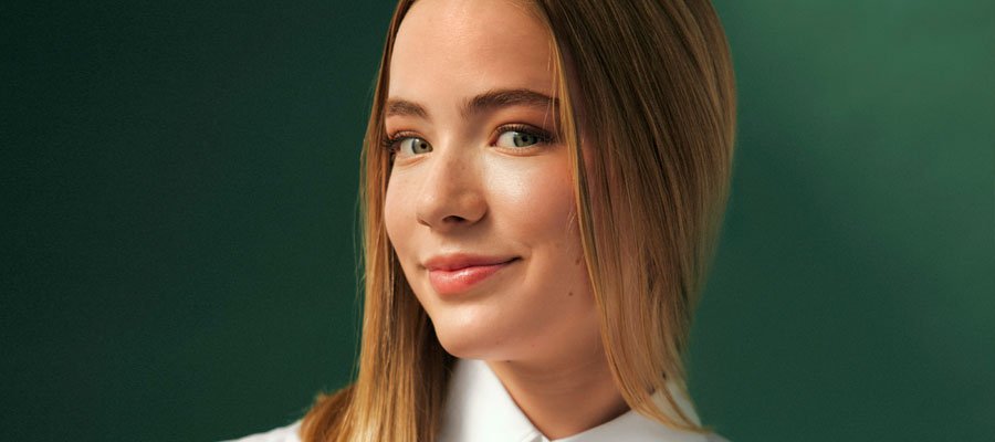Award-winning actress featured on Artenzza magazine cover – exclusive interview with independent artist Kylee Levien