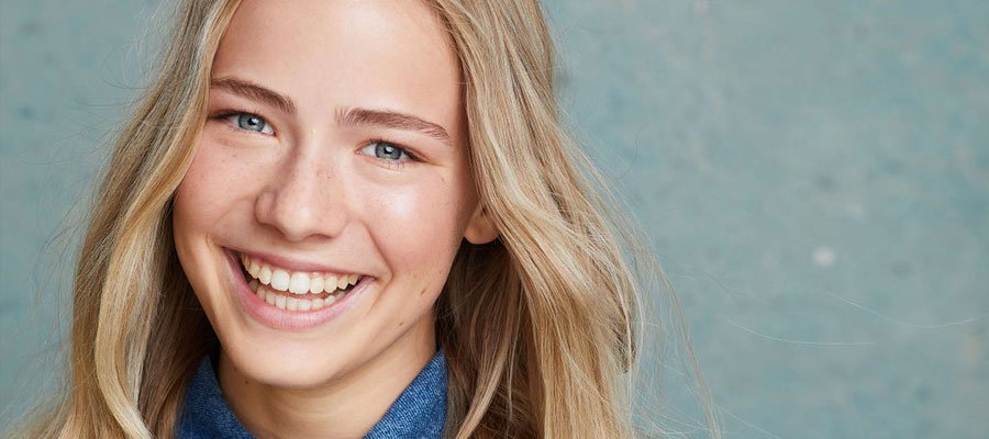 Award-winning actress featured on Artenzza magazine cover – exclusive interview with independent artist Kylee Levien