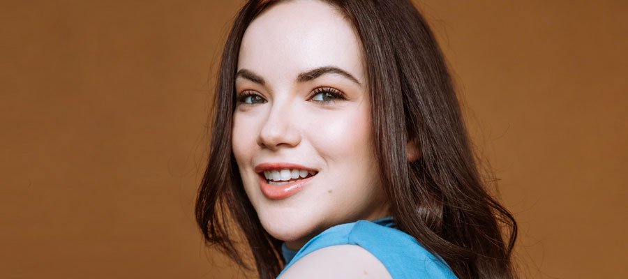 Award-winning Toronto actress and singer Paulina Luciani featured on Artenzza Magazine cover — promoting independent artists, film, and theatre talent worldwide.