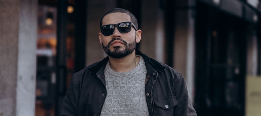 Independent singer-songwriter Vic James featured on Artenzza magazine cover for emotional cinematic music interview