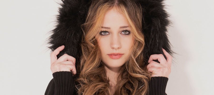 Ava Rivello featured on Artenzza magazine cover, pop-rock artist, songwriter, model and content creator sharing her journey through authentic music, emotional storytelling and personal growth.
