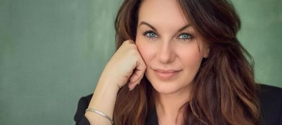 Jenna Manning, actress and transformational mentor, featured on an Artenzza magazine cover