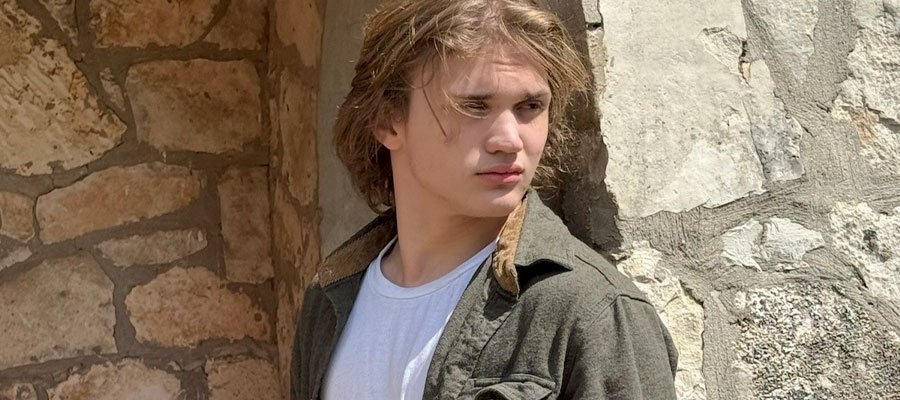 Mason McNulty actor and singer featured on Artenzza magazine cover