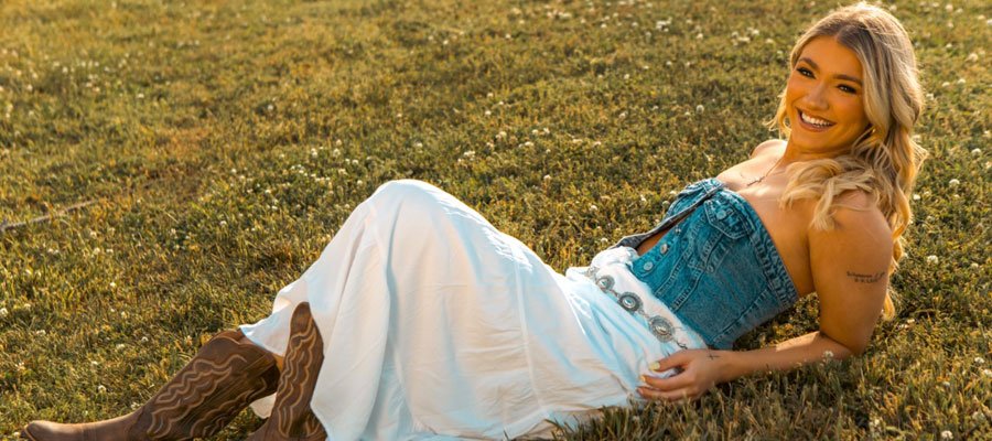 Jess Miller, Nashville-based lifestyle influencer known as Just Jess, featured on the Artenzza magazine cover.
